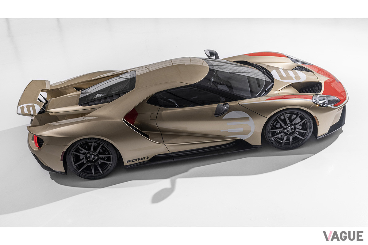 フロントスプリッターやサイドシル、ミラー、エンジンルーバー、リアディフューザーはカーボン地をそのまま露出