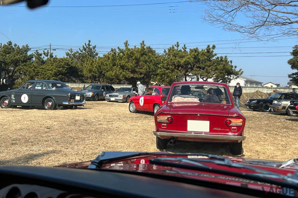 「フルビア」の車窓から眺める参加車両たち。とてもいい景色