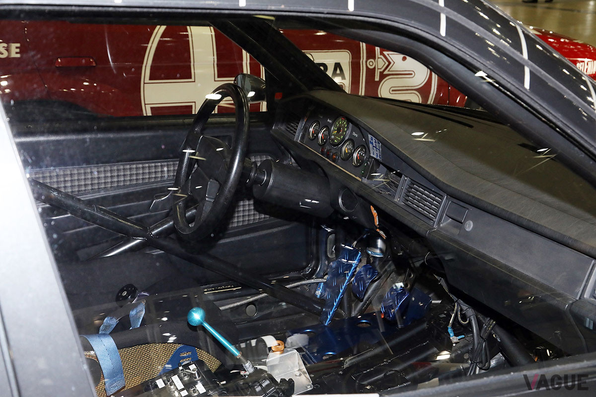 ロードバージョンはウッドが奢られ高級感たっぷりだが、レーシングマシンにはその面影はない