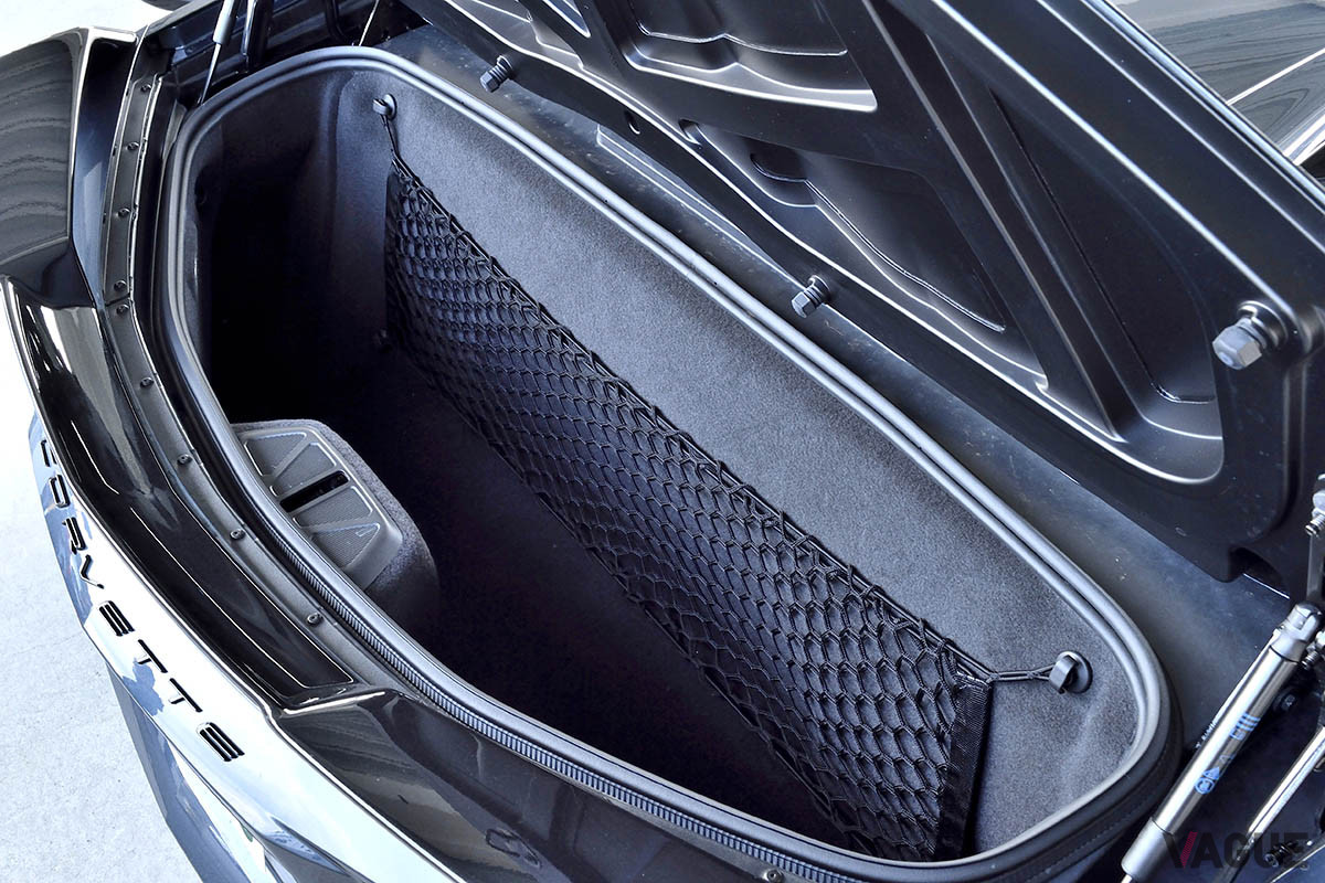 トランクスペースは前後両方に設けられています