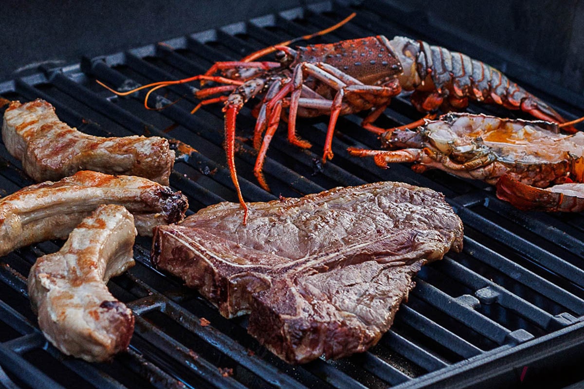 開業に合わせて料理長が創作したグランピングBBQメニューは、基本スタイルの“洋の膳”と、和食のテイストも盛り込んだ“和の膳”の2種類を用意。伊勢海老、鮑、松阪牛など、伊勢志摩エリアの新鮮食材を使用している