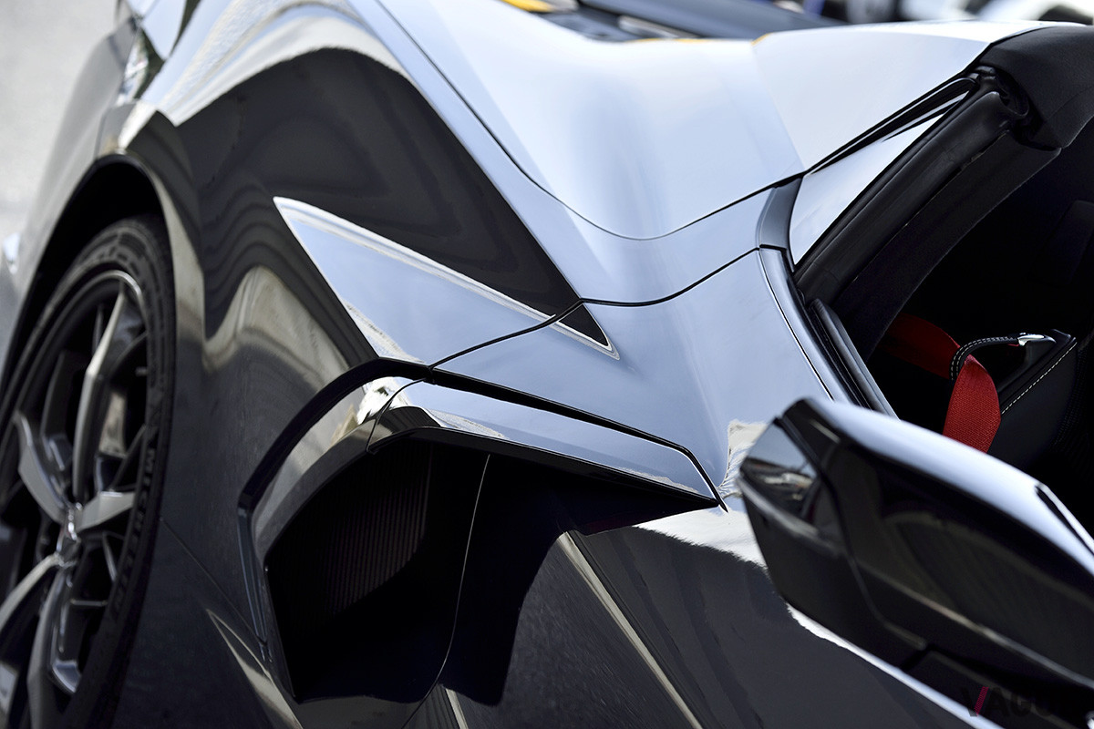 ミッドシップとなったので、サイドにエアインテークが備わるようになった