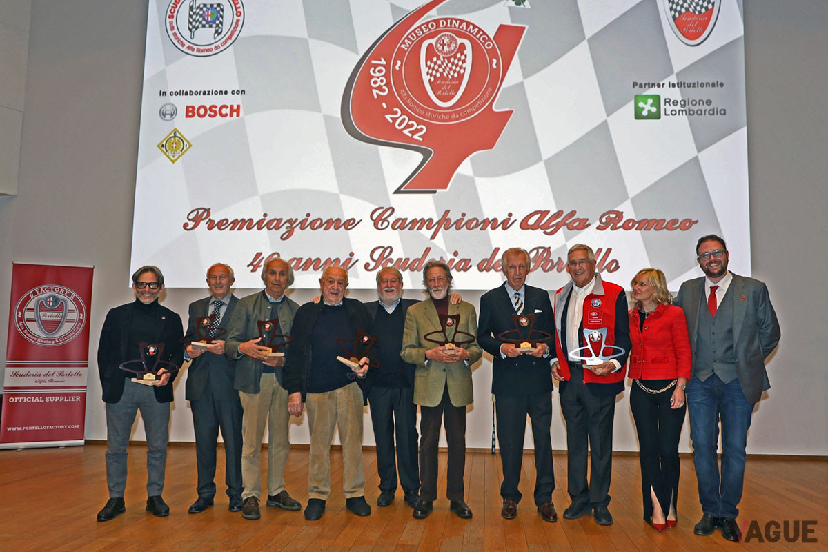 左からAlex Caffi／Giorgio Francia／Maurizio Vanini／Carlo Facetti／Marco Cajani／Gian Luigi Picchi／Gianni Giudice／Andrea de Adamich／Maria laura Luraghi（アルファロメオの社長だったGiuseppe Luraghiの孫）／Andrea Cajani（C）Scuderia del Portello