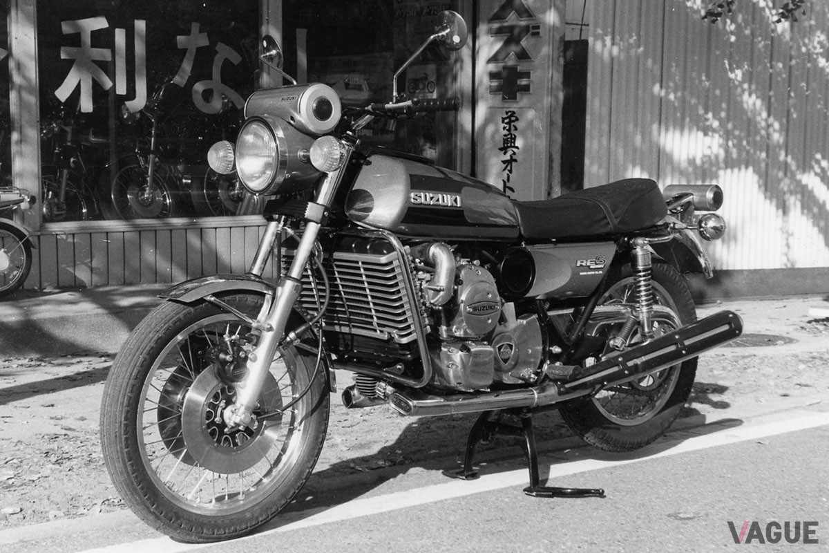 衝撃のデビューをした1974年当時のスズキ「RE-5」