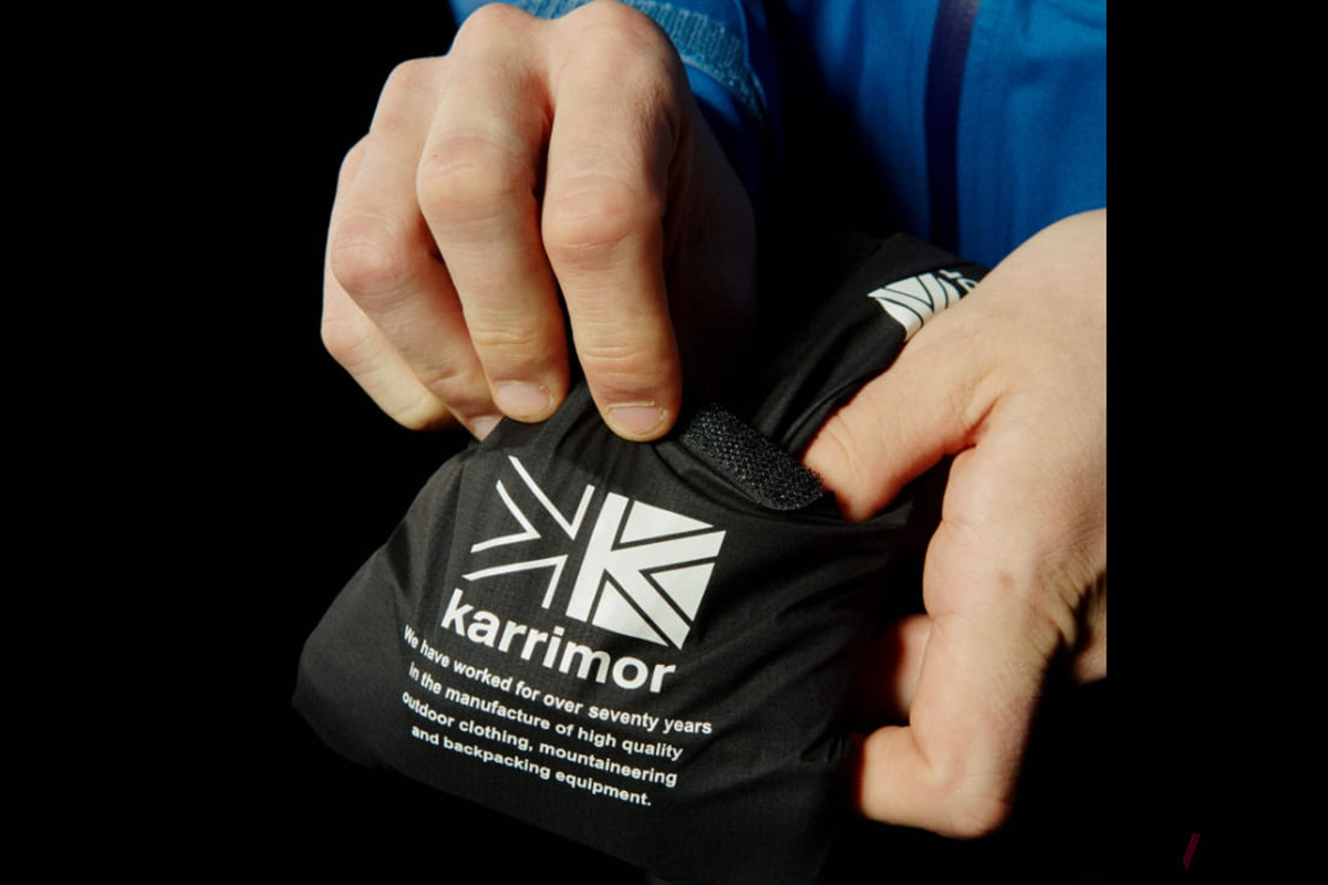 パンツもパッカブル仕様で、ウエスト左部の内ポケットに折りたたんで収納可能