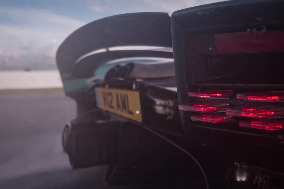 エンジン音と可変ウイングを披露する「ヴァルキリー」（C）Youtube（Aston Martin）