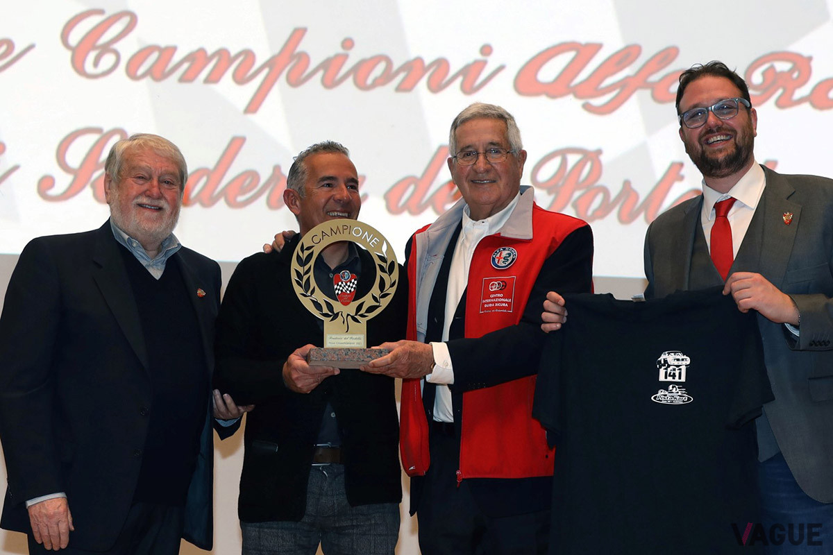 毎年、スクーデリア・デル・ポルテッロに貢献したメンバーへの表彰式を行なっている。左よりMarco Cajani／Roberto Arnaldi／Andrea de Adamich／Andra Cajani（C）Scuderia del Portello