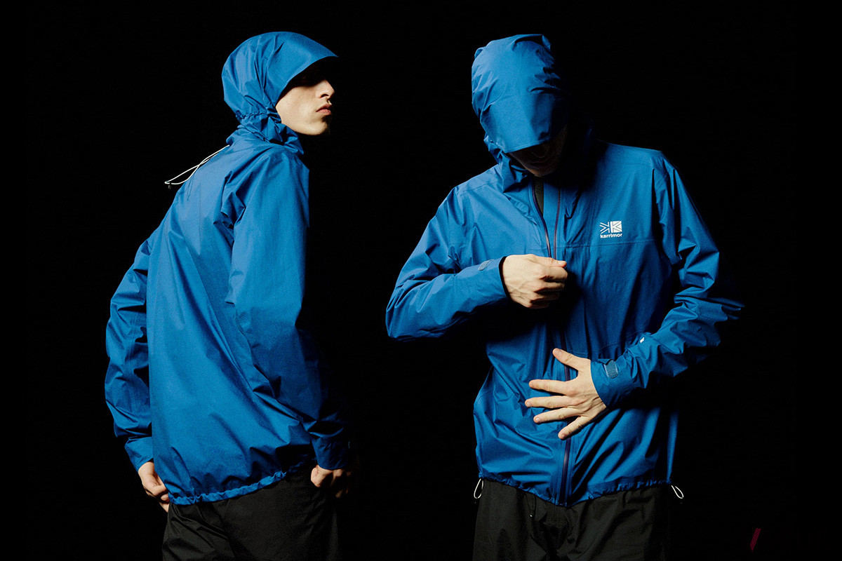 ジャケット、パンツともに着用時のストレスを軽減する立体パターン設計で仕立てており、さらに携行しやすいようパッカブルデザインを採用したカリマーの新作レインギア