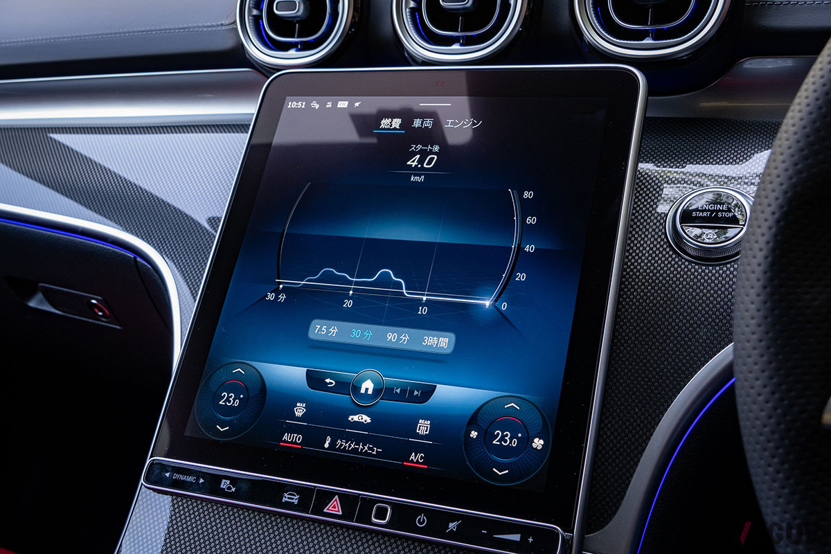 燃費などの車両情報もコックピット中央の縦型ディスプレイでチェックできる