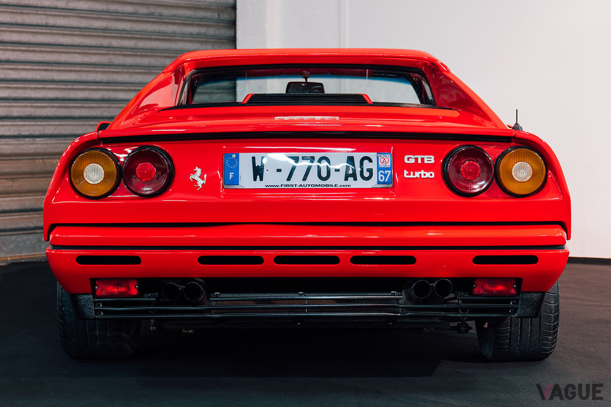 6万9000ユーロ（邦貨換算約930万円）で落札されたフェラーリ「GTBターボ」（C）2021 Courtesy of RM Sotheby's