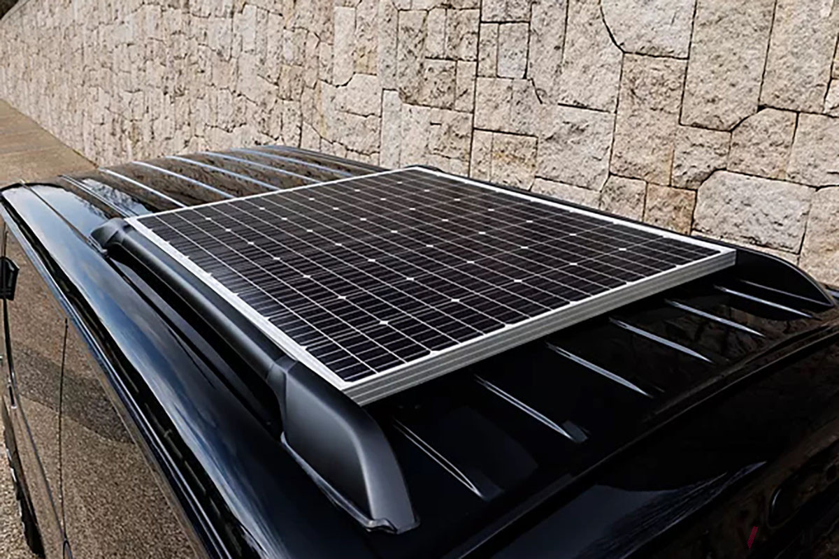 信頼性の高いOFFGRID製のソーラーパネル（200W）をオプションで用意。発電効率を上げるべく、ソーラーパネル本体の冷却を考えたオリジナルルーフレール型ベースに固定される