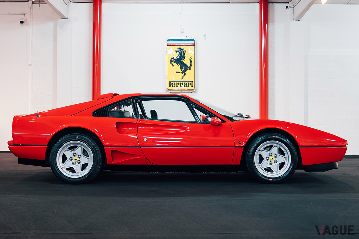 6万9000ユーロ（邦貨換算約930万円）で落札されたフェラーリ「GTBターボ」（C）2021 Courtesy of RM Sotheby's