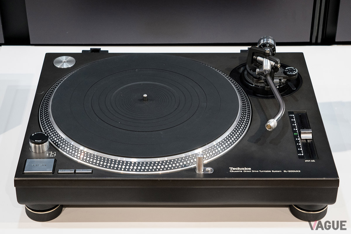 「SL-1200MK2」の改良モデル「SL-1200MK3」（1989年）は、ブラックの筐体カラーが特徴。防振対策がより強化され、高い信頼性を獲得するとともに高音質化も実現