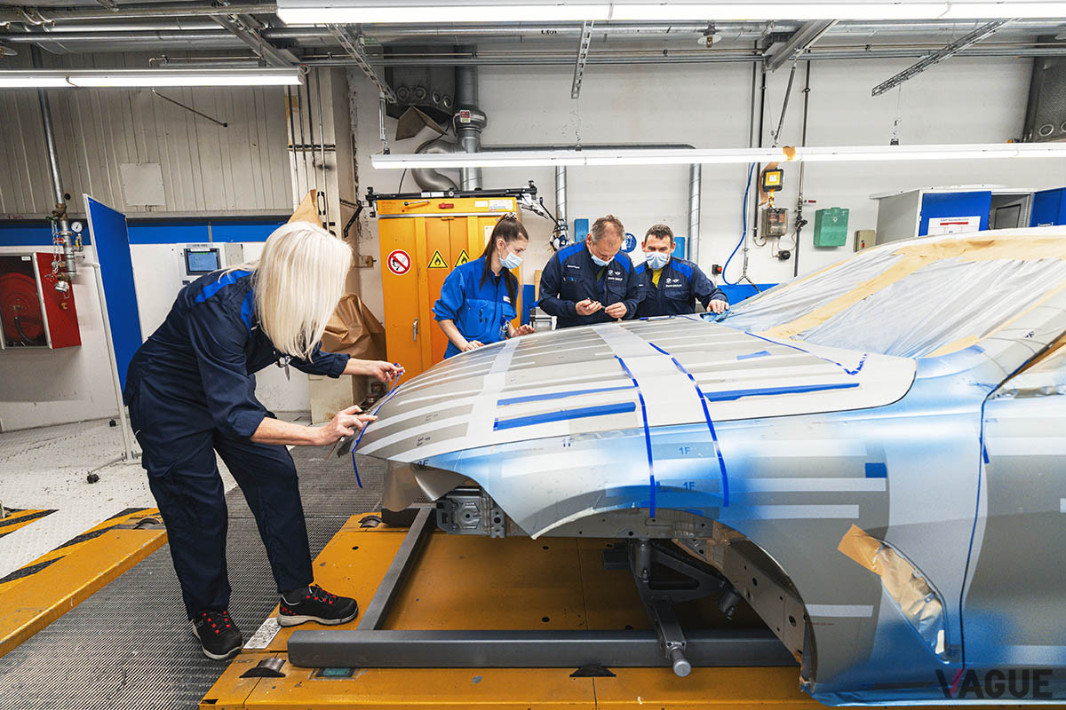 カラーリングは、ラッピングではなくて手作業によるペイントだ