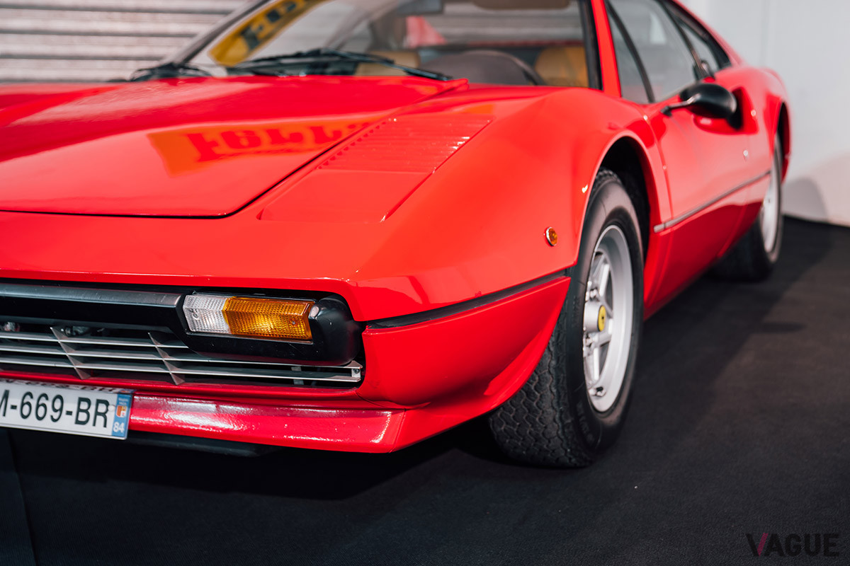 15万8700ユーロ（邦貨換算約2030万円）で落札された1977年式フェラーリ308GTB“ヴェトロレズィーナ”（C）2021 Courtesy of RM Sotheby's