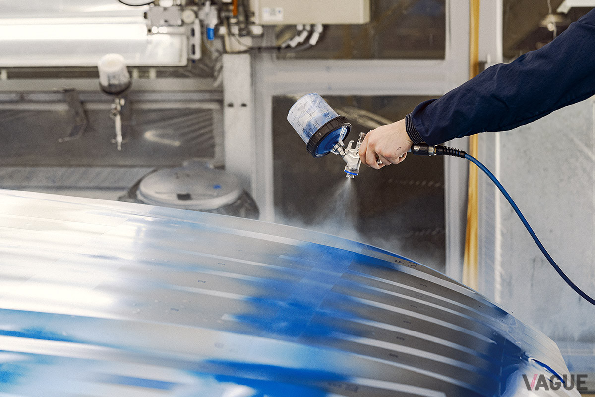 カラーリングは、ラッピングではなくて手作業によるペイントだ