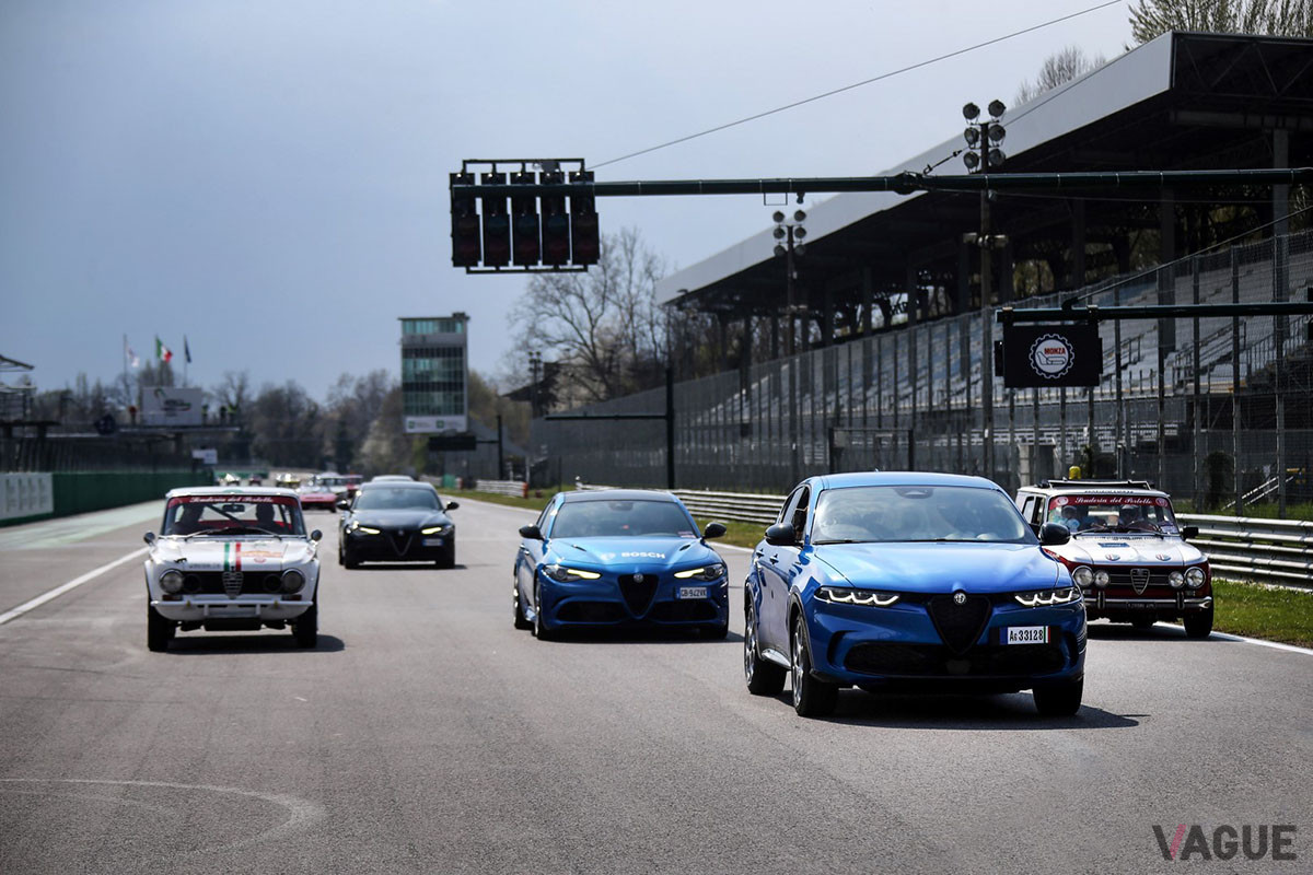 モンツァ・サーキットにて。新型車「トナーレ」を先頭に新旧ジュリアが続く（C）Scuderia del Portello