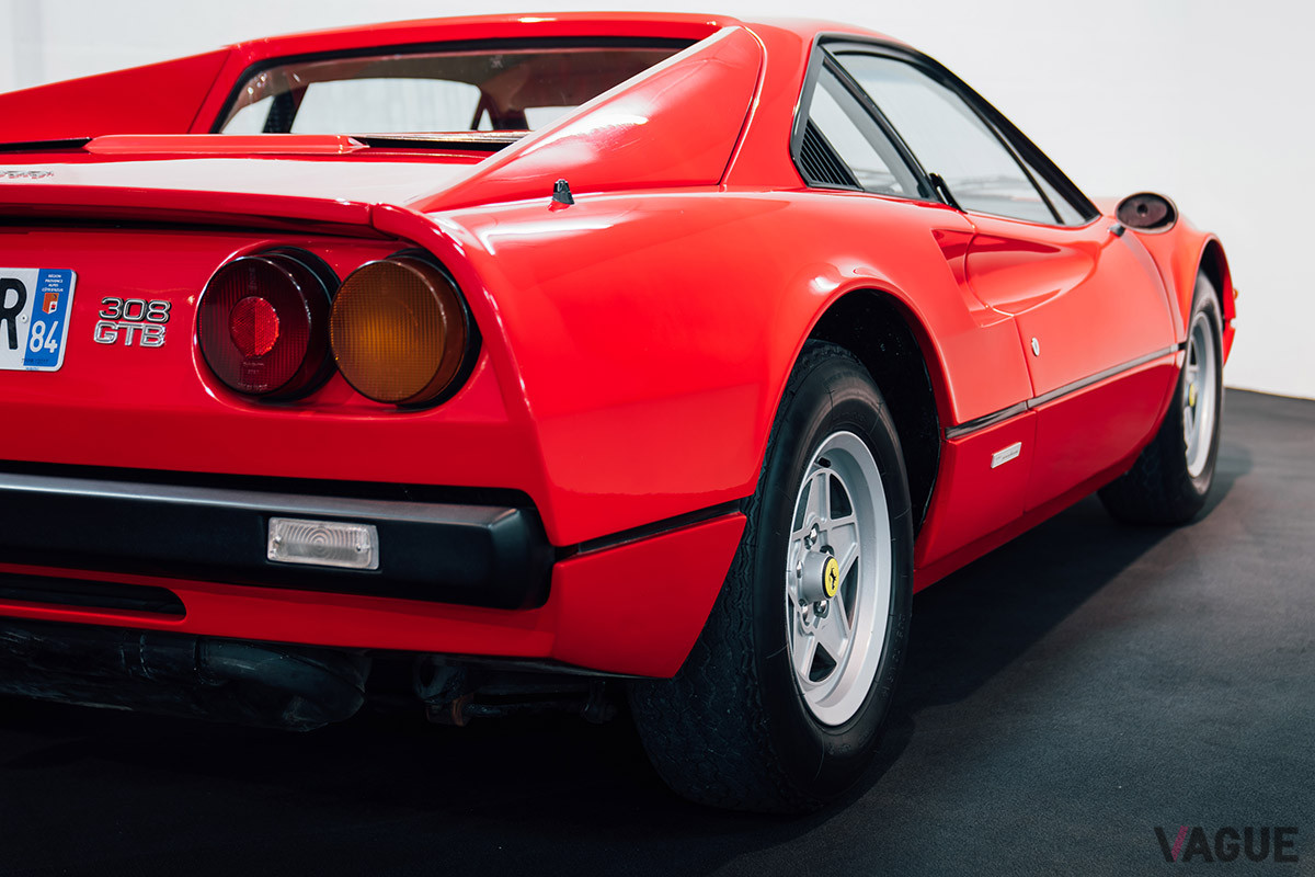 15万8700ユーロ（邦貨換算約2030万円）で落札された1977年式フェラーリ308GTB“ヴェトロレズィーナ”（C）2021 Courtesy of RM Sotheby's