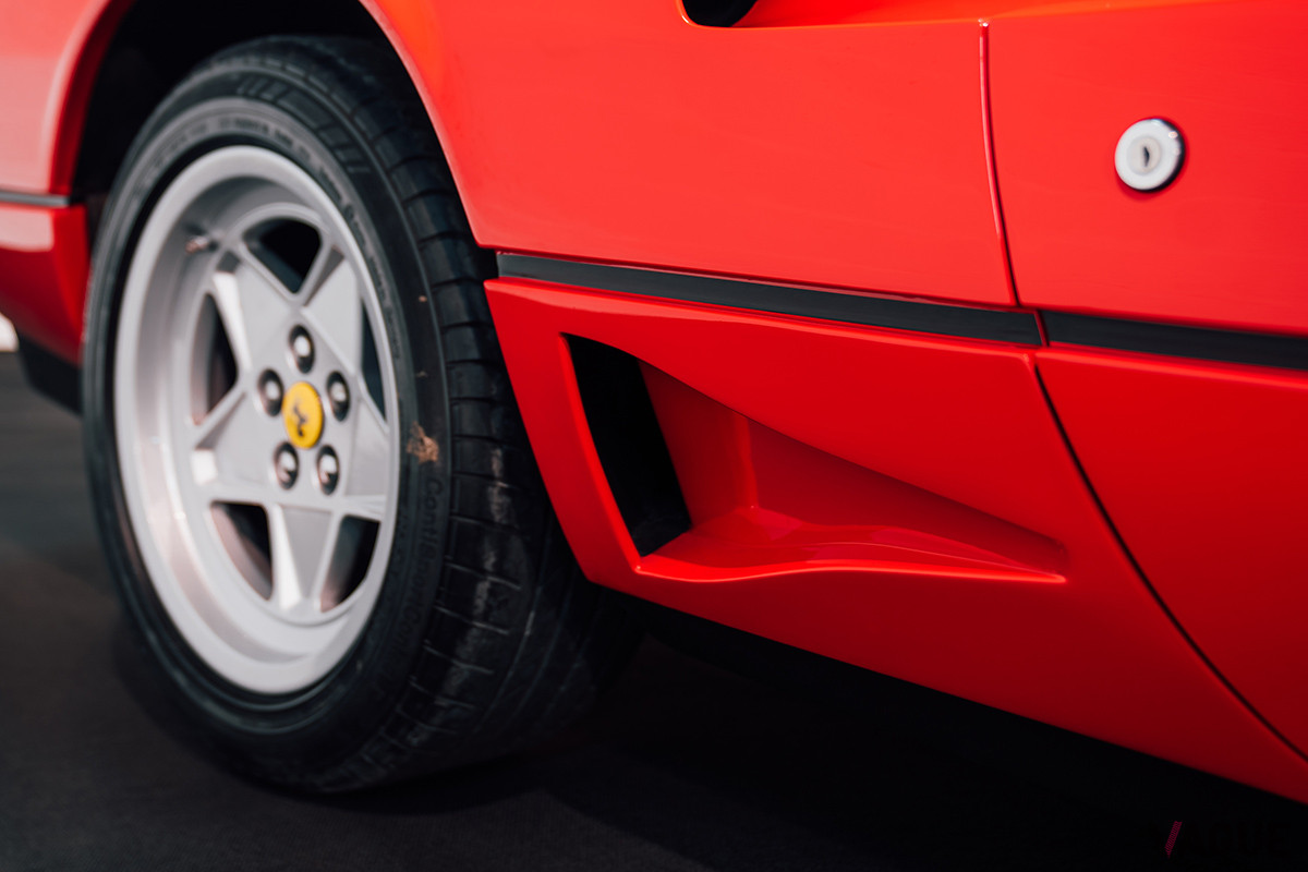 6万9000ユーロ（邦貨換算約930万円）で落札されたフェラーリ「GTBターボ」（C）2021 Courtesy of RM Sotheby's