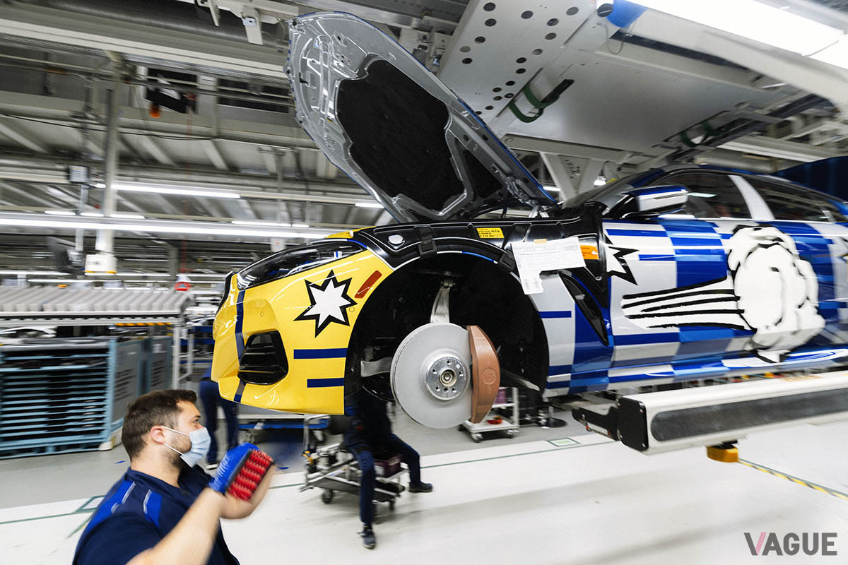 ファクトリーのラインで組み立てられている「THE 8 X JEFF KOONS」