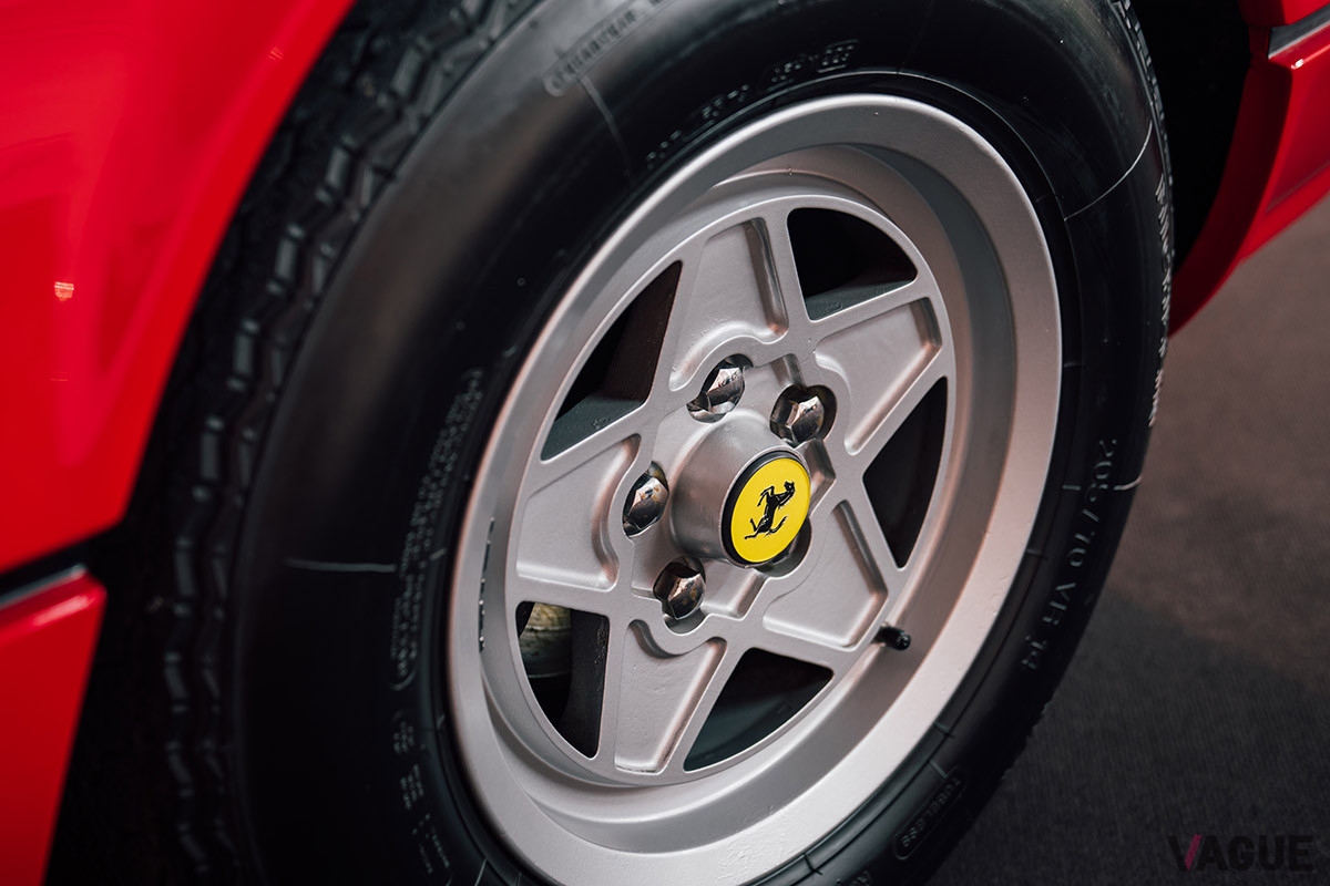 15万8700ユーロ（邦貨換算約2030万円）で落札された1977年式フェラーリ308GTB“ヴェトロレズィーナ”（C）2021 Courtesy of RM Sotheby's