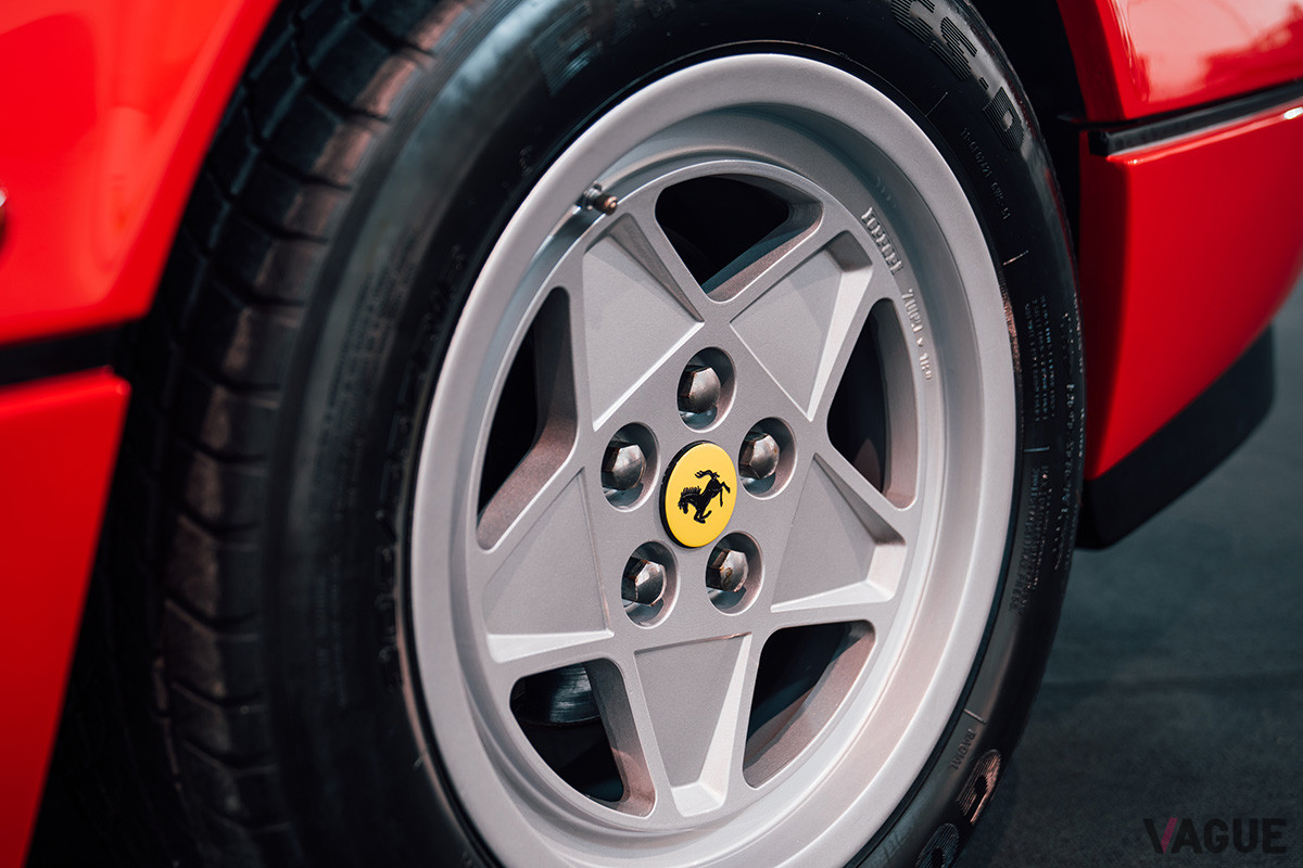 6万9000ユーロ（邦貨換算約930万円）で落札されたフェラーリ「GTBターボ」（C）2021 Courtesy of RM Sotheby's