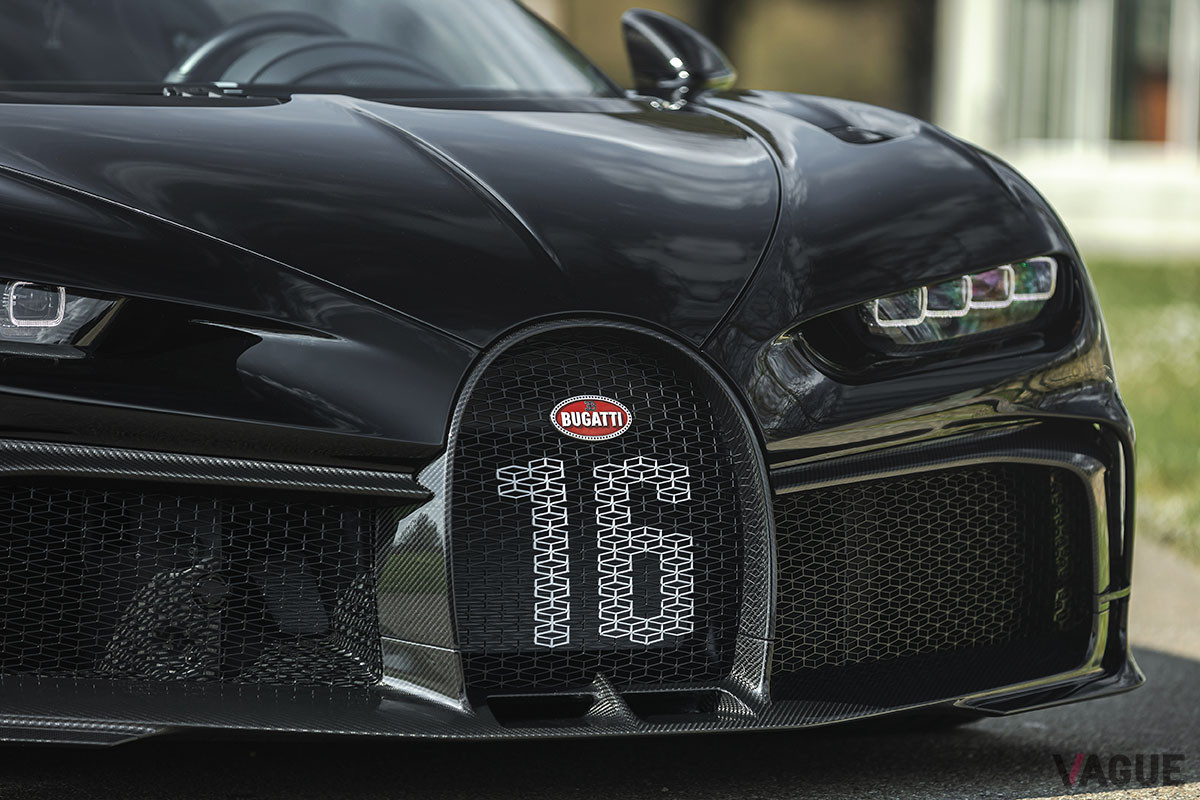 ブガッティ・スタイルの象徴である馬蹄型ラジエーターグリルは「グレー・カーボン（Grey Carbon）」だ