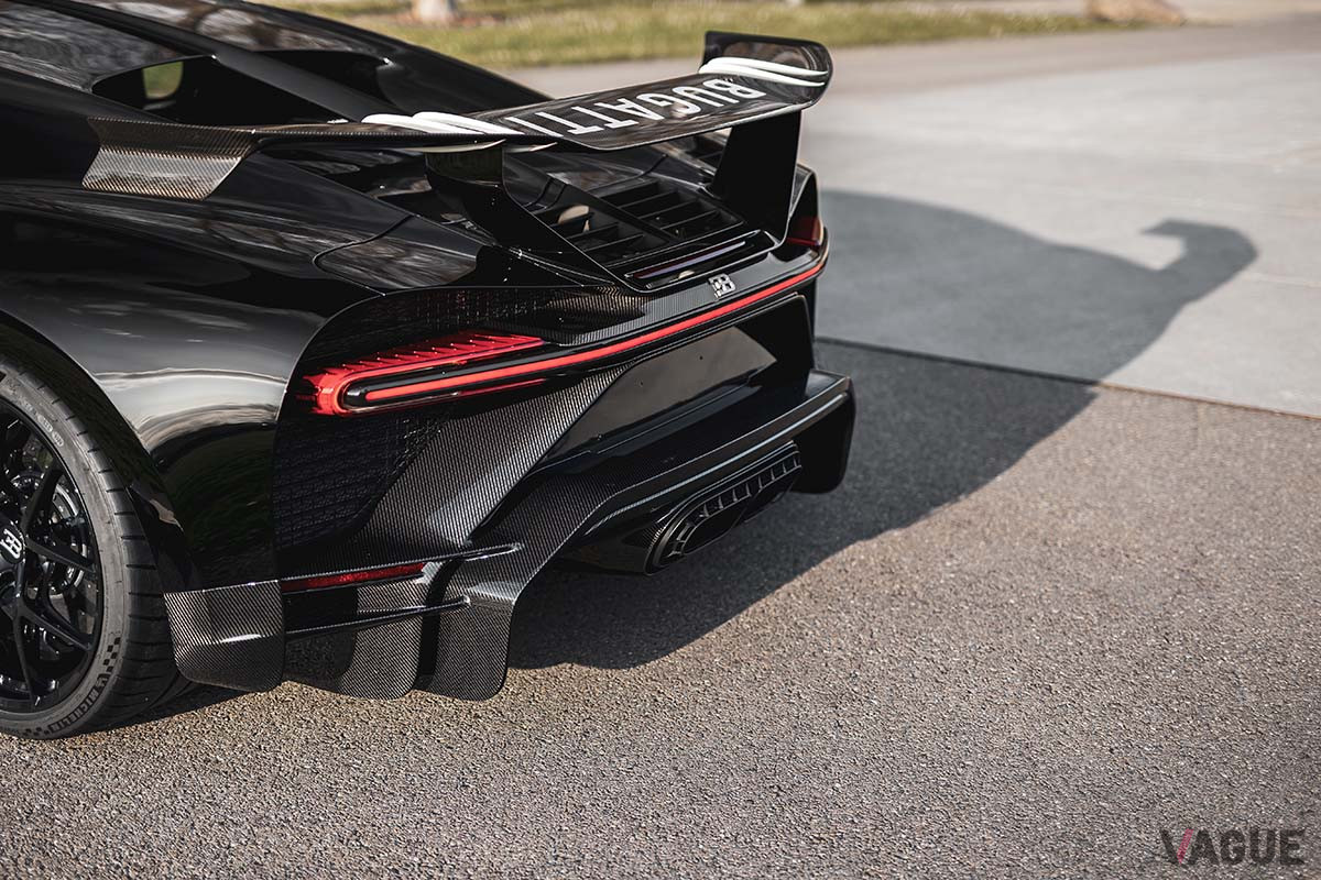リアウイングは「グレー・カーボン（Grey Carbon）