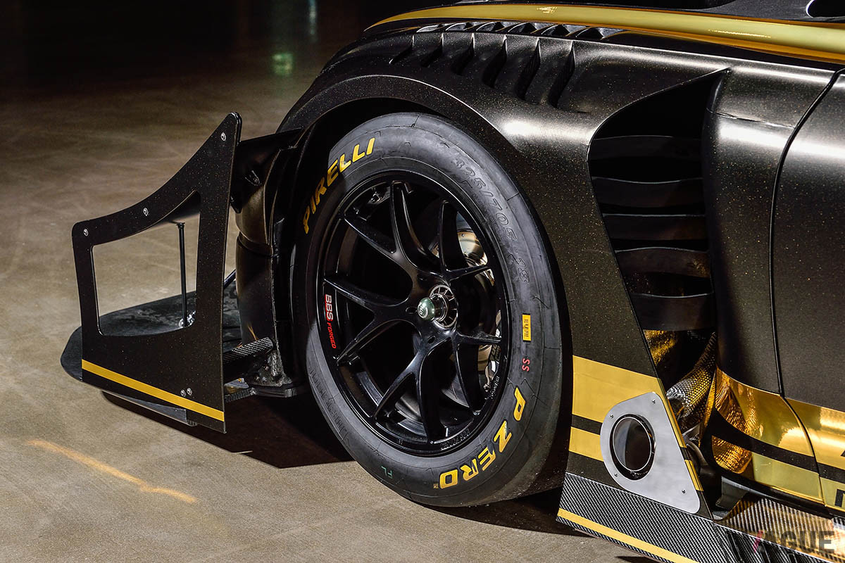 フロントのふたつのプレーンスプリッターの横にはそれぞれにダイブプレーンが備えられている