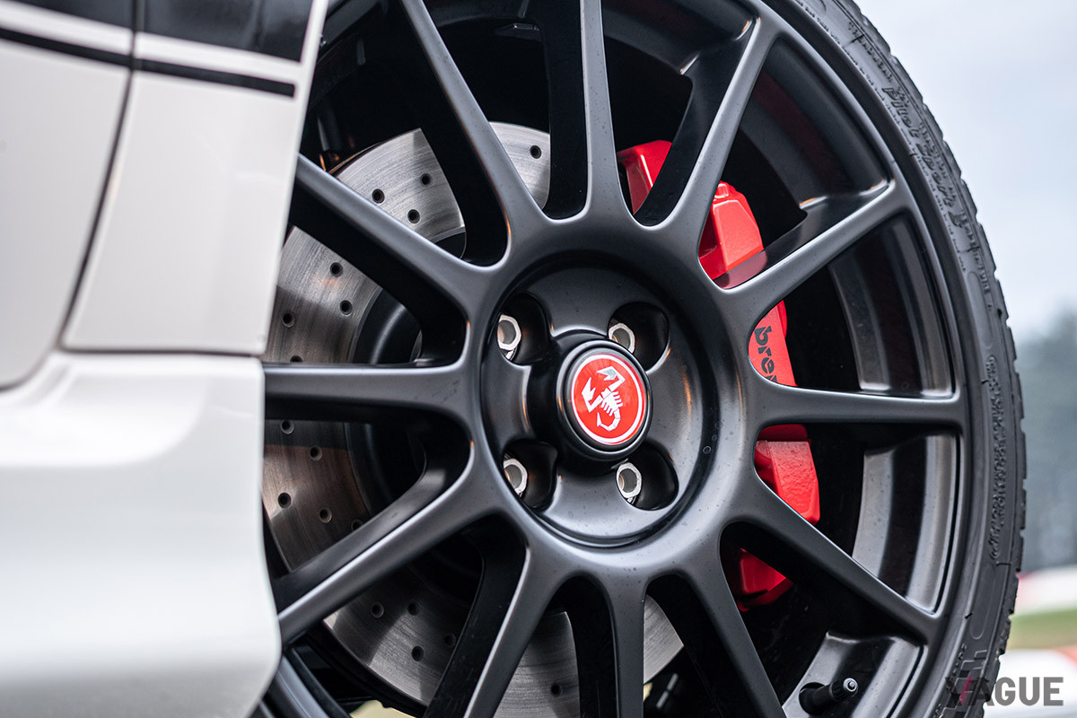 アバルト「595コンペティツィオーネ」のブレーキキャリパーはレッドのほかに、イエローとグレーから選択できる