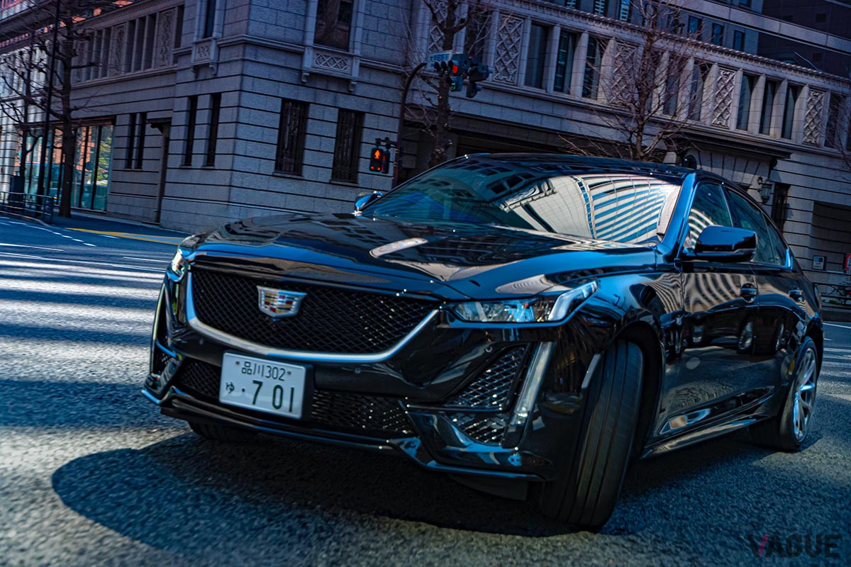 「スポーツ」のフロントグリルは、繊細かつ精悍なブラックメッシュを採用