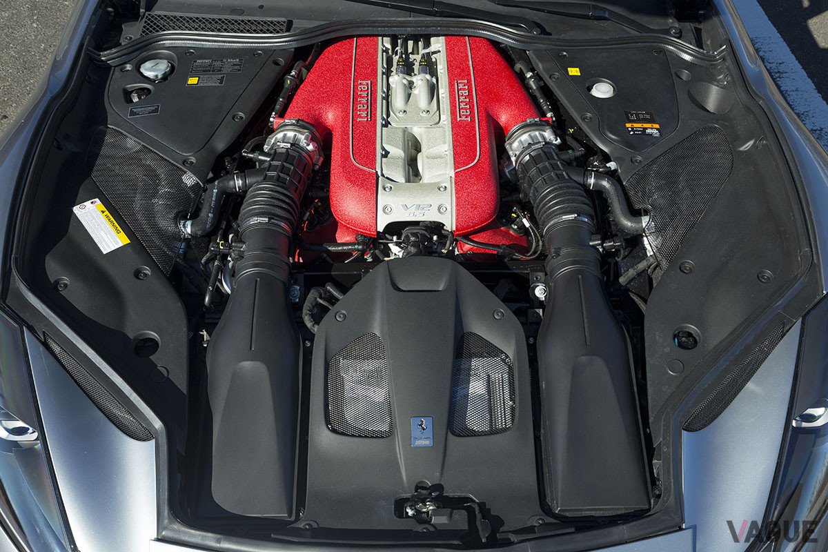 フロントミッドに搭載される6.5リッター自然吸気V12エンジンは、最高出力800馬力、718Nmを発生。吸気システムなどは、F1からフィードバックされた技術を応用している（C）横澤靖宏