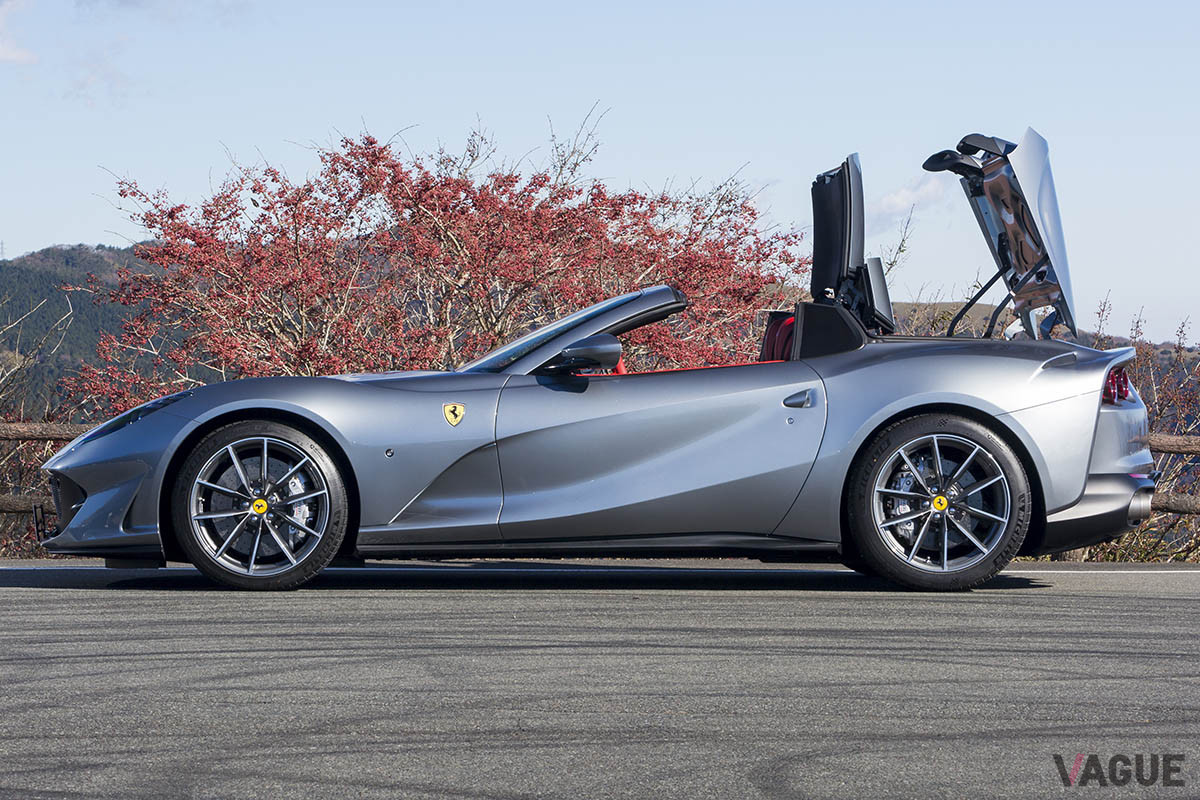 ルーフは458スパイダーから続くリトラクタブル・ハードトップ（RHT）を採用。速度45km／h以下であれば走行中でも14秒で開閉が可能となっている（C）横澤靖宏