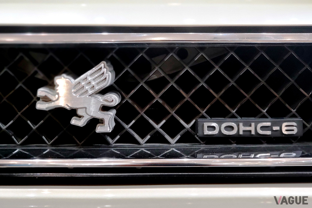 「DOHC-6」を誇らしげに語るグリルバッジ