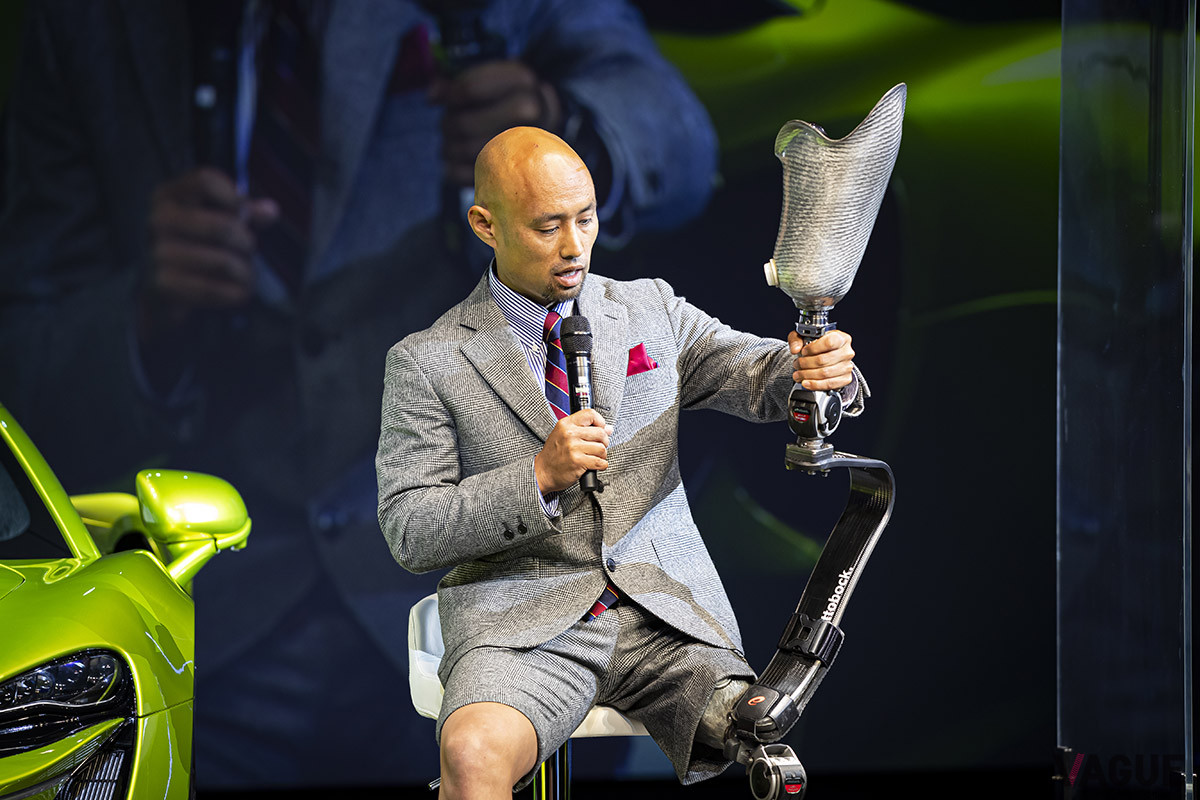 ゲストのパラリンピック走り幅跳び選手の山本篤氏は、自身の義足に使用されているカーボンファイバーから、「アルトゥーラ」のカーボンモノコックの話に及んだ