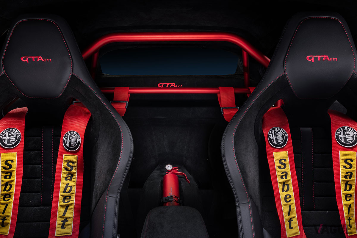 「ジュリアGTAm」は、サーキット走行において高いホールド性と軽量化を両立したカーボン一体成形のサベルト製スポーツシートならびに6点式シートベルトを採用