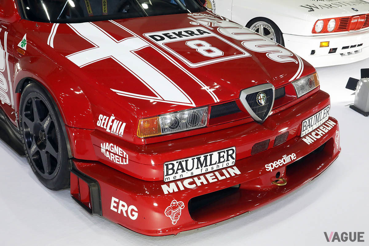 ホイールセンターより下部の造形は自由というレギュレーションを生かして、フロントスポイラーやリアディフューザー等、レースマシンとしてのエアロダイナミクスが高められた造形になっている