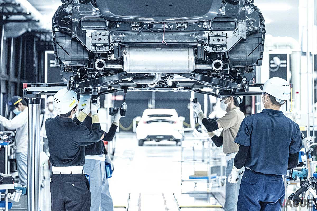 製造は、台車を活用したGRファクトリーで実施。組み立てを担当するのは、各地から集められた優れた腕の持ち主で、製造工程の随所に職人ワザが活かされる