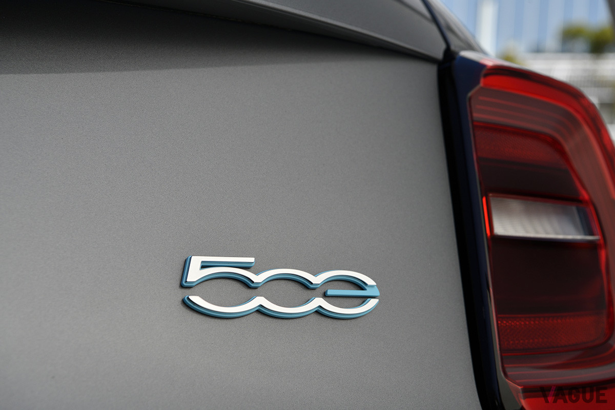 「500e」のロゴ。500のEV版ではなく、これが新型チンクエチェントだ