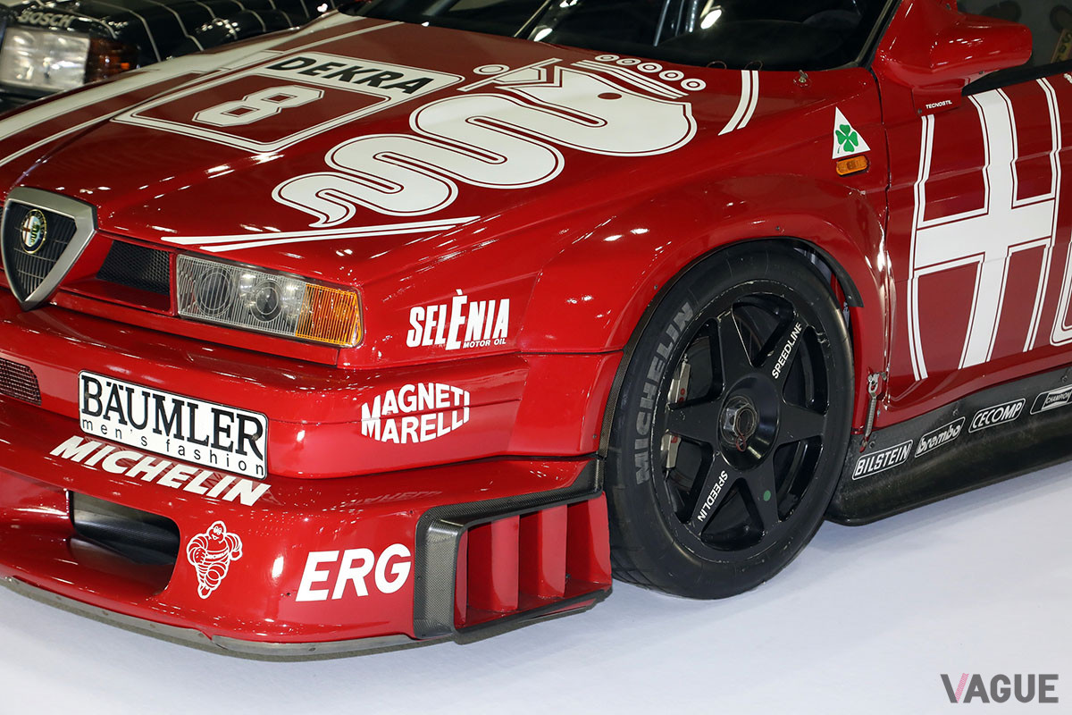 ホイールセンターより下部の造形は自由というレギュレーションを生かして、フロントスポイラーやリアディフューザー等、レースマシンとしてのエアロダイナミクスが高められた造形になっている