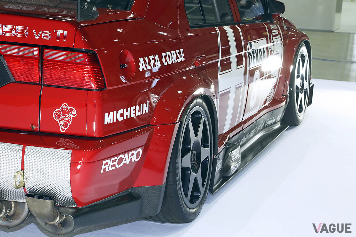 ホイールセンターより下部の造形は自由というレギュレーションを生かして、フロントスポイラーやリアディフューザー等、レースマシンとしてのエアロダイナミクスが高められた造形になっている