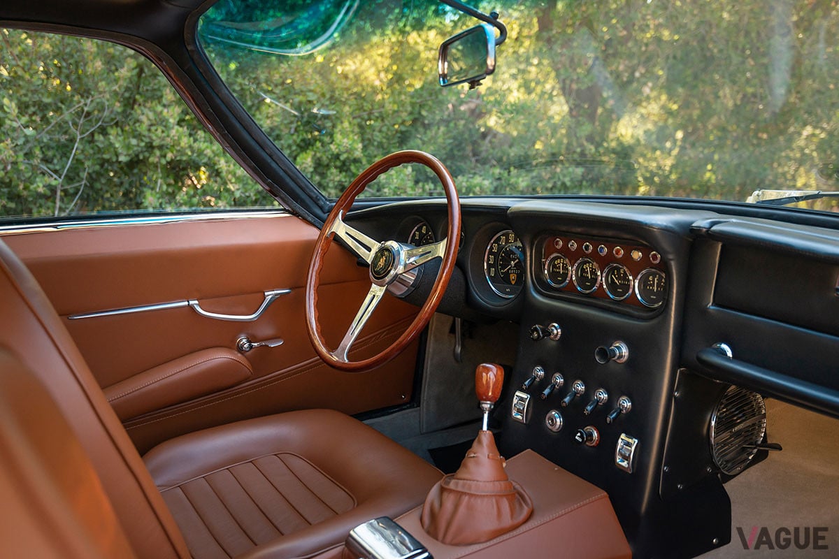 インテリアも美しくレストアされた「400GT 2+2」（C）2021 Courtesy of RM Sotheby's