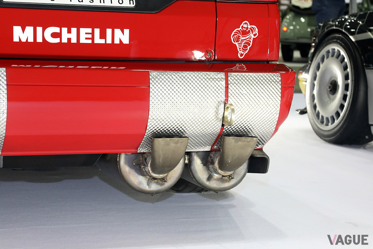 跳ね上げたマフラー出口が特徴的だ