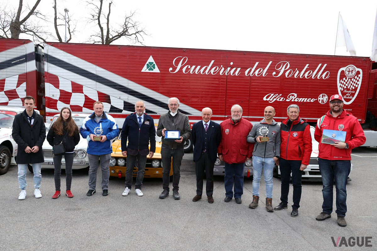 モンツァ・サーキットにて。スクーデリア・デル・ポルテッロのトランスポーターをバックにメンバー、アルフィスタが勢揃い（C）Scuderia del Portello