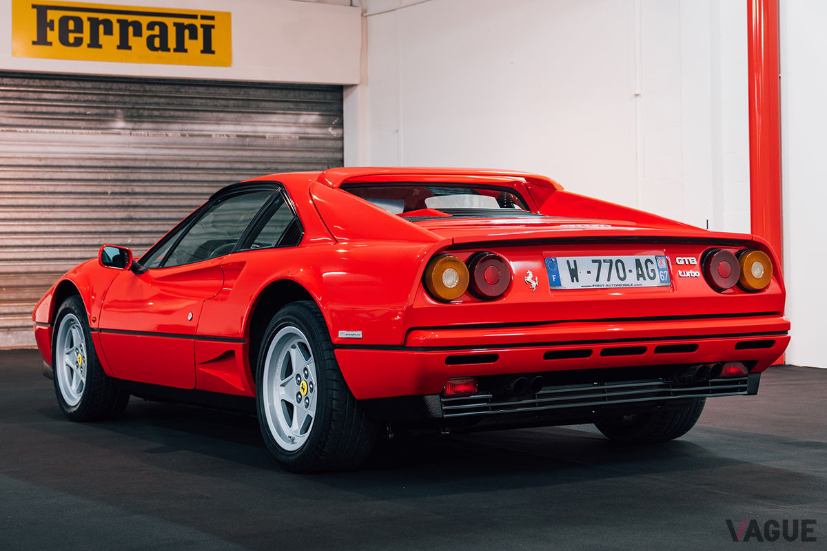 6万9000ユーロ（邦貨換算約930万円）で落札されたフェラーリ「GTBターボ」（C）2021 Courtesy of RM Sotheby's