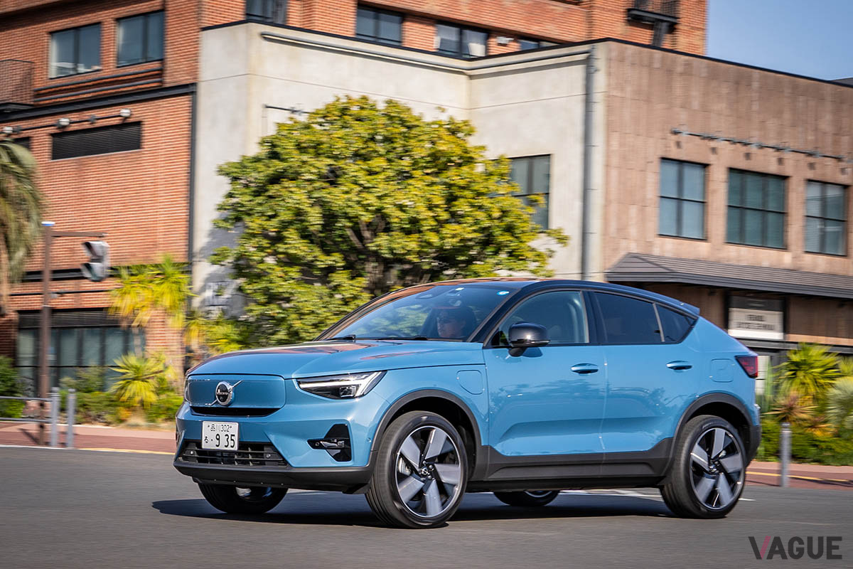 昨今のボルボ車は、自然でなめらかなステアフィールが魅力だが、C40リチャージのそれは操舵フィールが重く、電動アシストの入り方もナチュラルではない