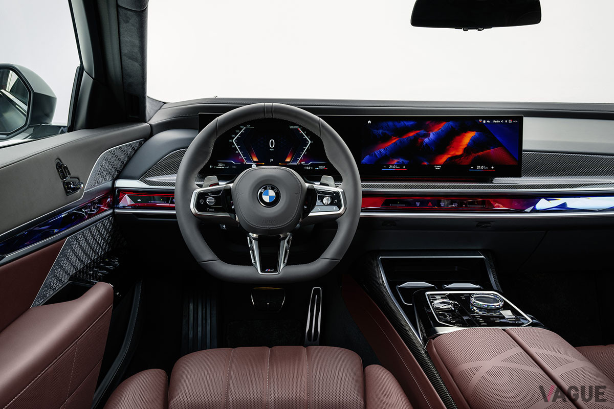 BMWカーブドディスプレイを中心としたコクピットは、5G対応のeSIMも装備されていて、BMW iDriveも進化をしている