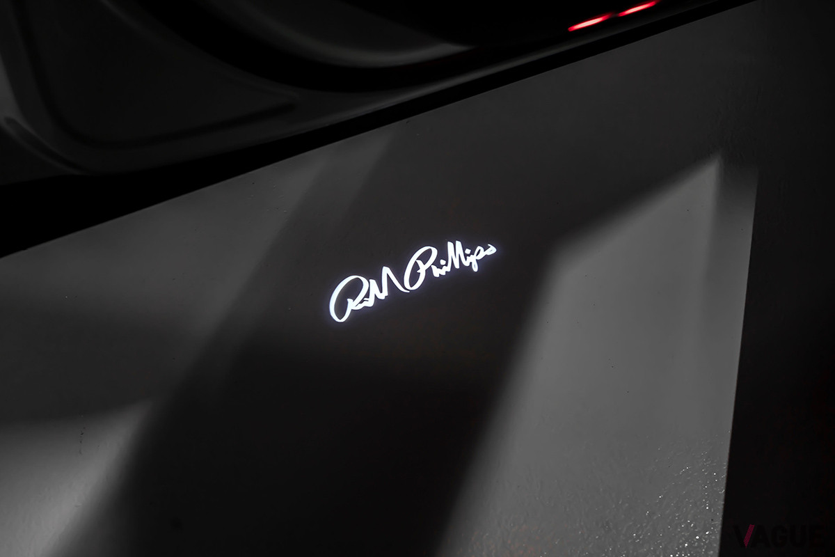 約2180万円で落札されたリチャード・フィリップスによるポルシェ「タイカン4S」アートカー（C）2021 Courtesy of RM Sotheby's