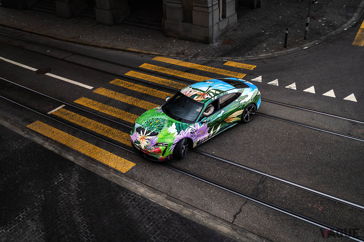 約2180万円で落札されたリチャード・フィリップスによるポルシェ「タイカン4S」アートカー（C）2021 Courtesy of RM Sotheby's