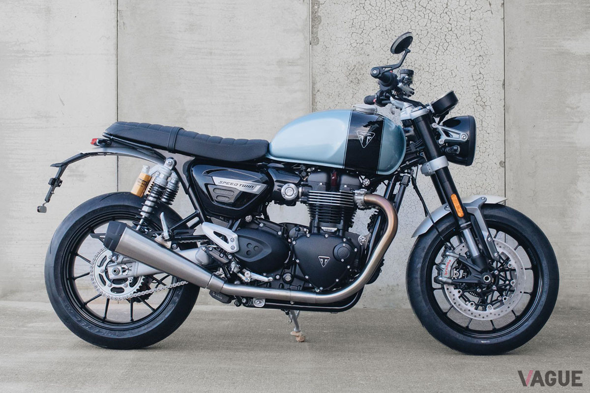 ベースとなる「SPEED TWIN」は、クラシカルなスタイリングながら最新スポーツバイクそのものといくべき走行性能を獲得カートリッジ式の倒立フォークやブレンボ製のラジアルモノブロックキャリパーなどを装備する